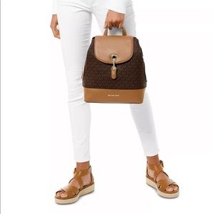 MICHAEL KORS
Signature Raven Backpack.